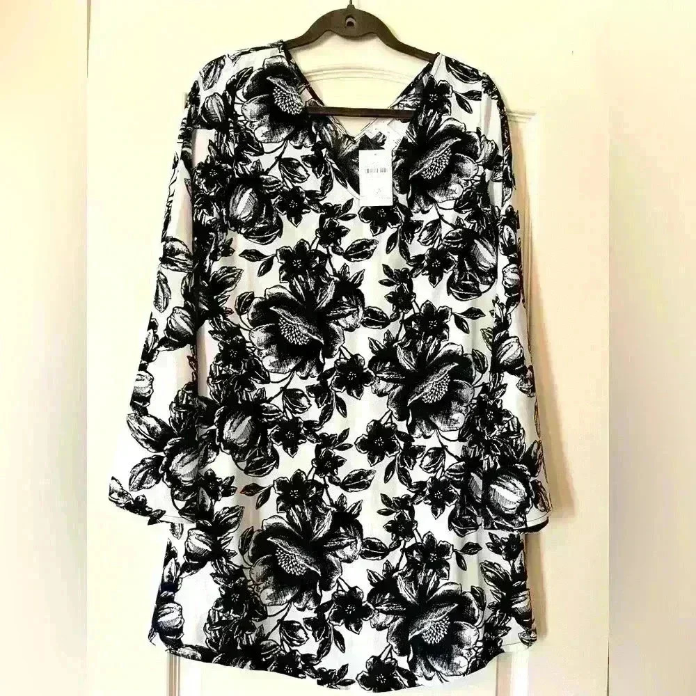 NWT Leith by Nordstrom Black and White Floral Blouse Size Women’s